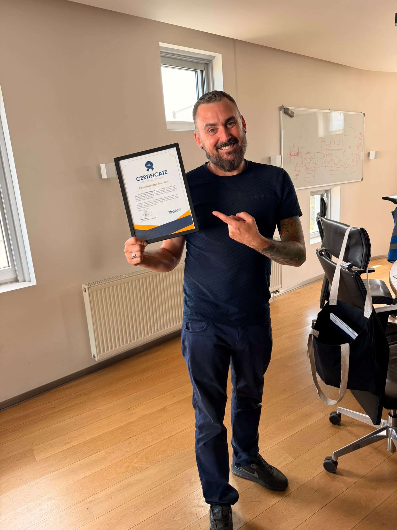 Maciej Stępień met het KingZip SF-certificaat voor Panel Montage
